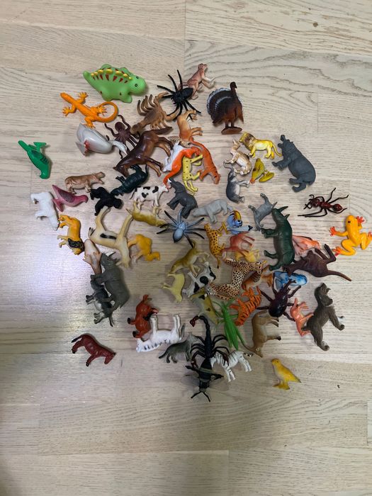 Іграшки , маленькі фігурки тварин