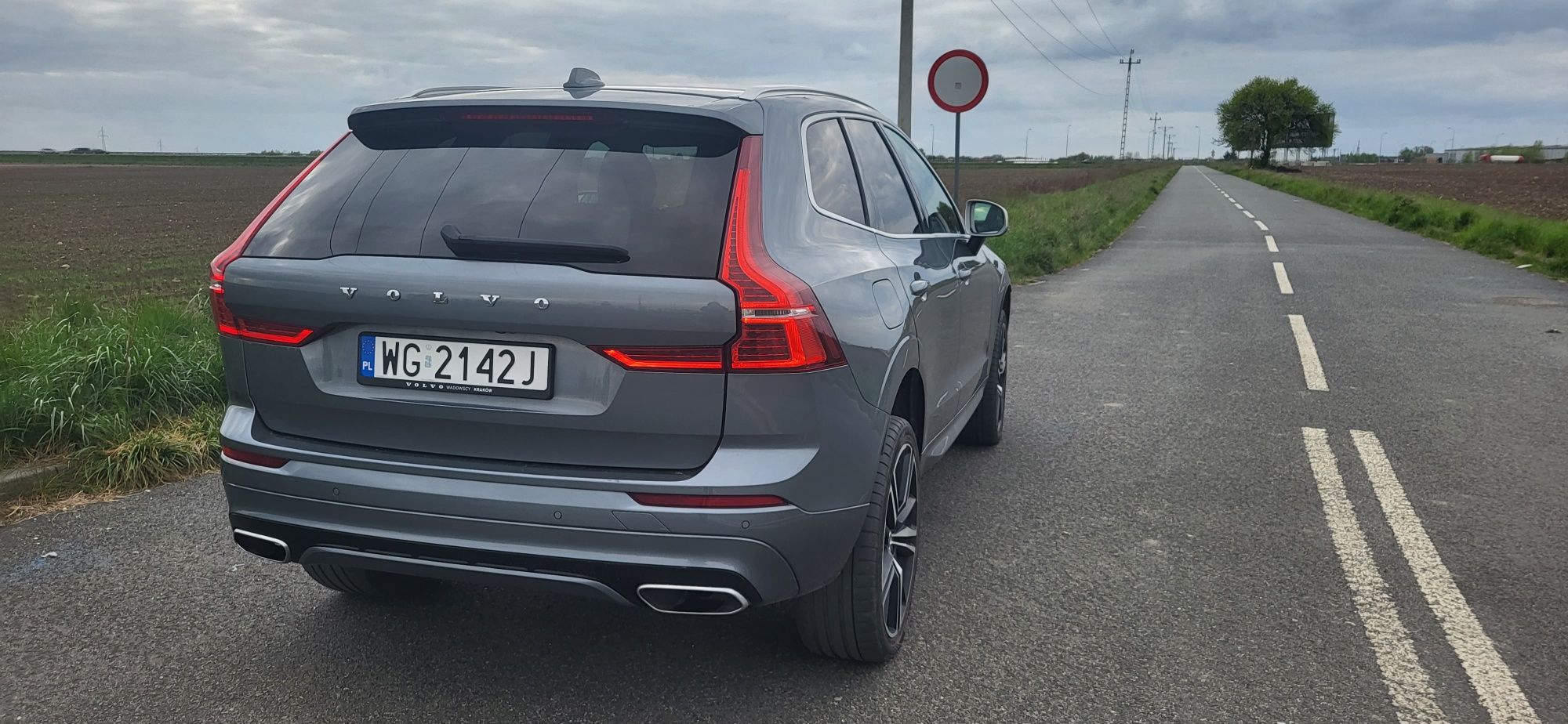 Volvo xc60 awd d5 235km r_design panorama Polski Salon