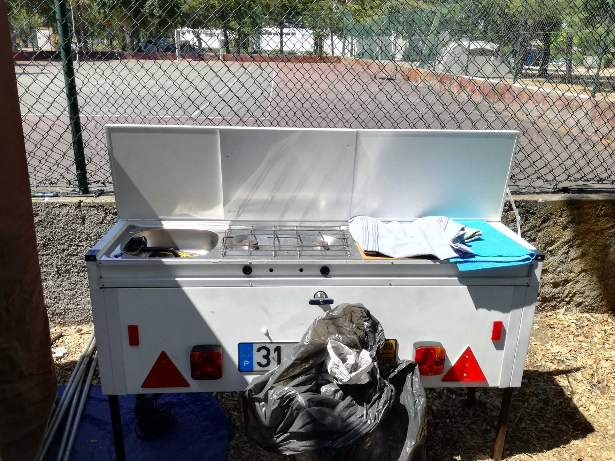 Auto-tenda com cozinha
