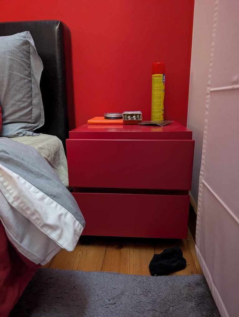 Cama e mesa cabeceira