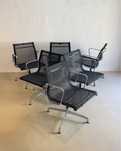 Cadeiras Eames EA 104 da Vitra