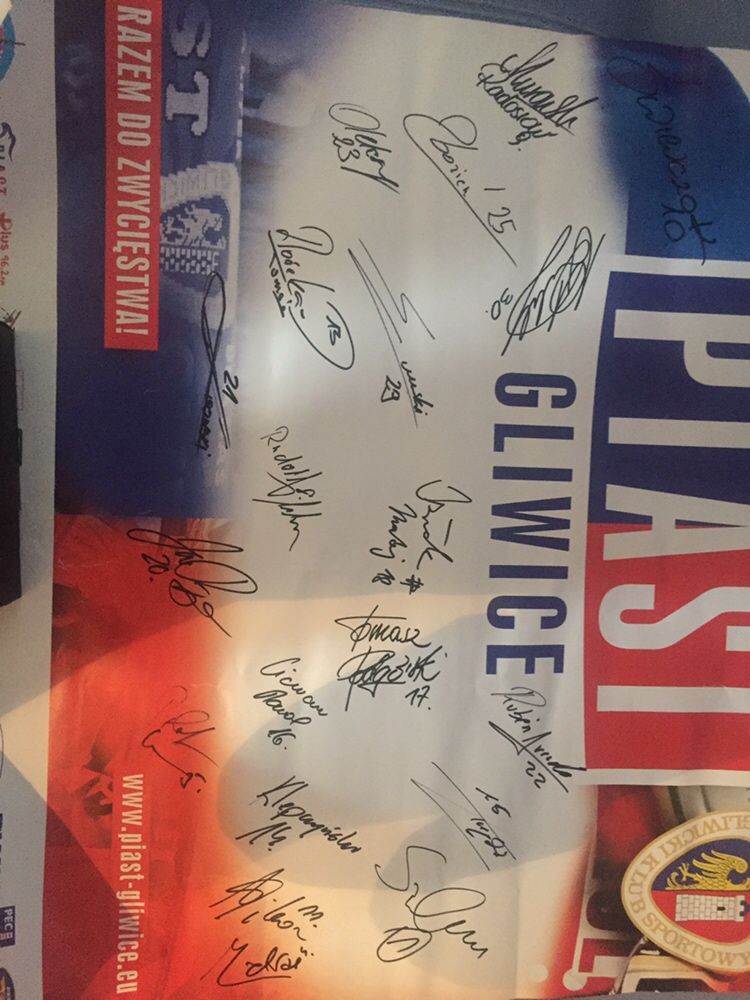 Plakat z autografami piłkarzy Piasta Gliwice