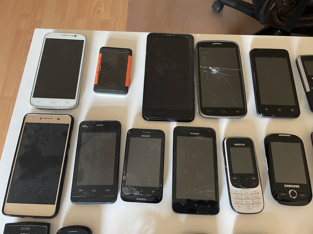 20 telemóveis + 1 MP4 + 1 máquina fotográfica de rolo