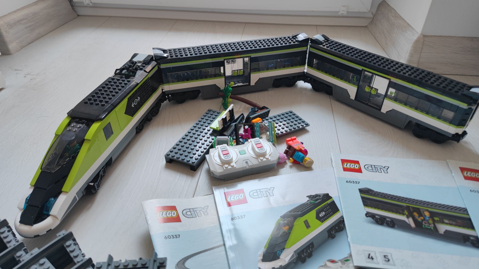 Конструктор LEGO City Пасажирський поїзд-експрес 60337