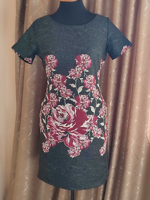 Жіноча сукня у гарному стані, розмір 44