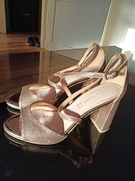 Sandały na słupku 38