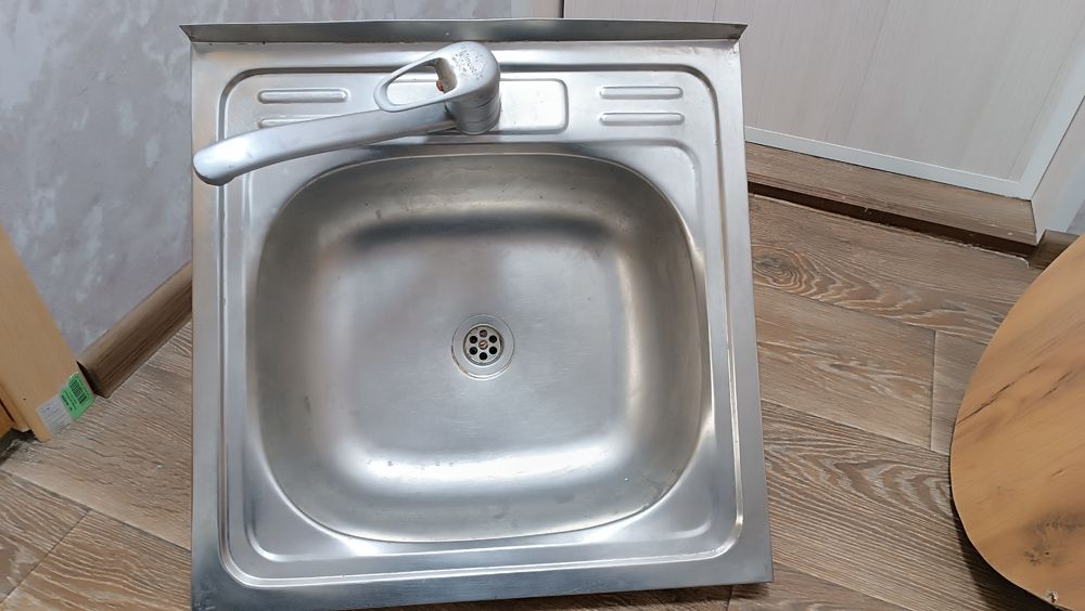 Кухонна Накладна  Мийка  500/500 з Нержавіючої сталі зі Змішувачем б/у