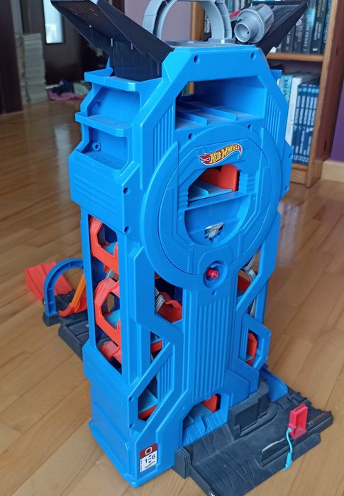 Mega garage Hot Wheels - wyrzutnia i tor samochodowy