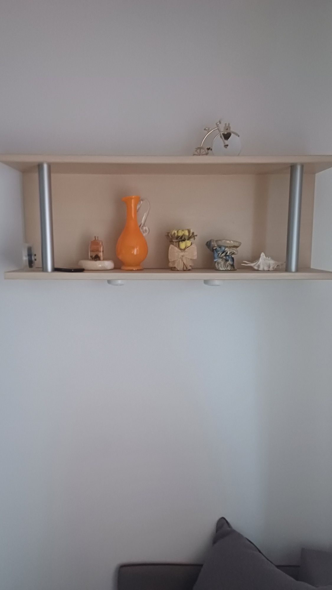 Półka jasna że srebrnymi elementami 100 cm.