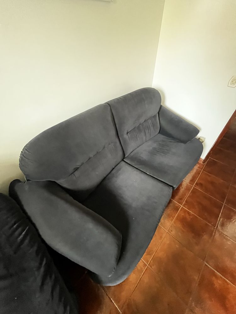 Conjunto de sofás pretos em veludo