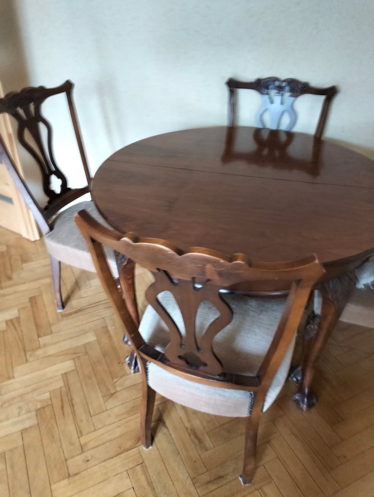 Piękny drewniany stół