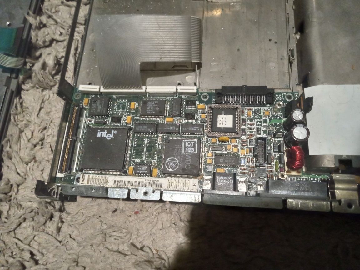 Części od laptopa ast retro Intel 386 sl
