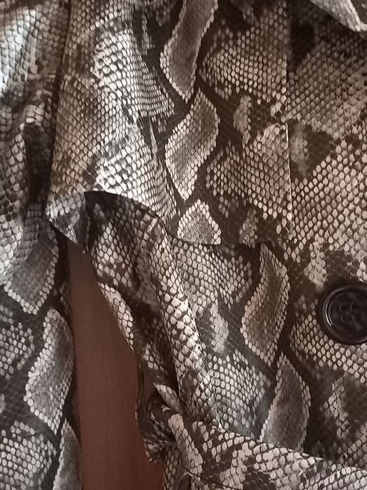 Плащ підшкіру пітона