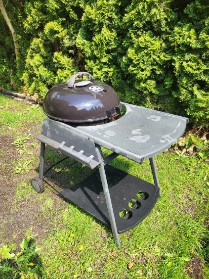 Grill ze stoliczkiem