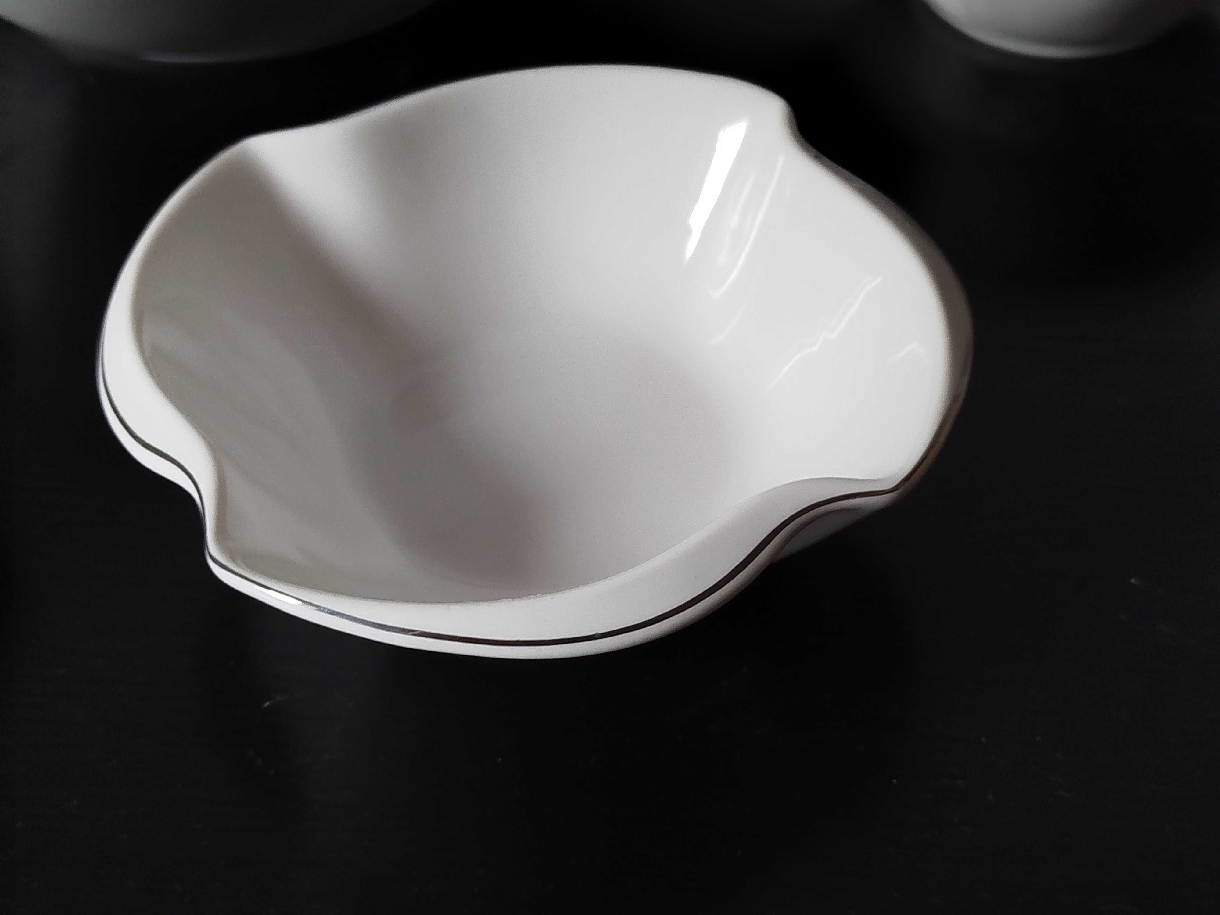 Conjunto de saladeira e seis taças pequenas