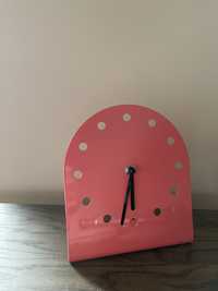Różowy zegar na baterie