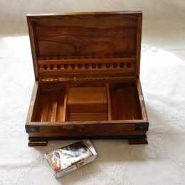 Caixa de música em madeira