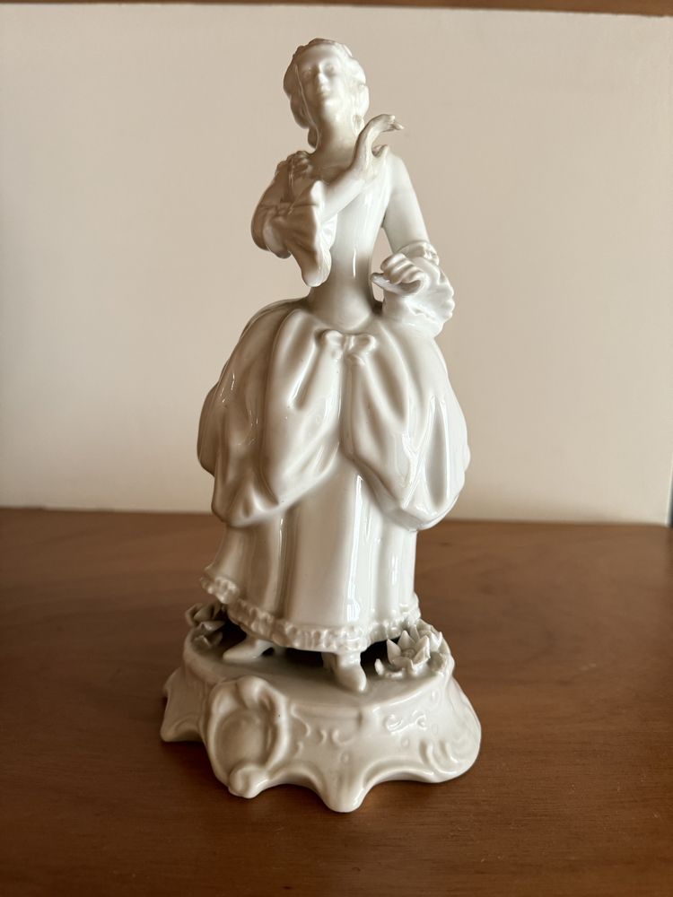 Escultura Feminina em Porcelana Vista Alegre 1924