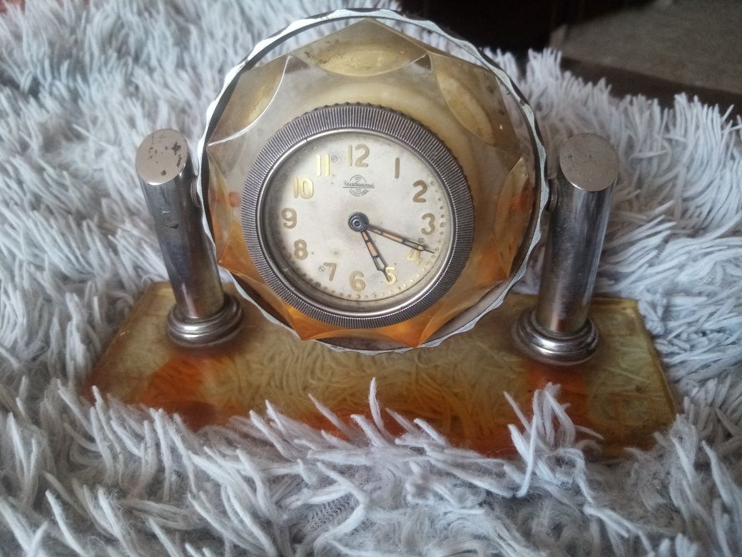 Stary stojacy zegar vintage