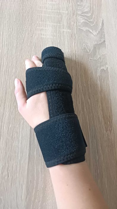 Orteza na IV i V palec ręki prawej