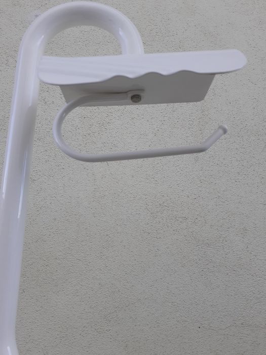 Suporte de rolo de papel e piaçaba