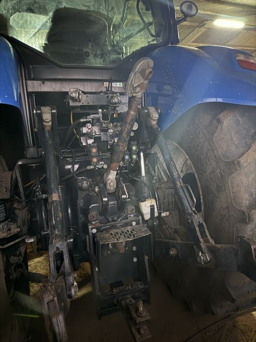 Пррдається трактор New Holland T7060