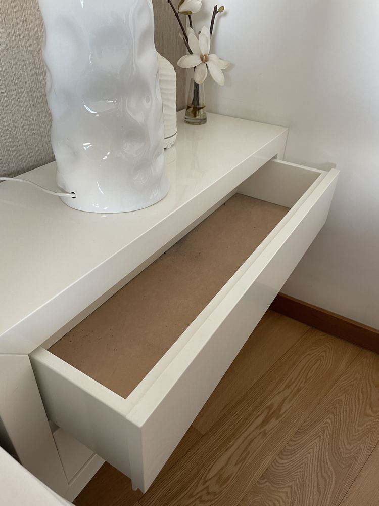 Mesa de cabeceira lacada branca- Quarto