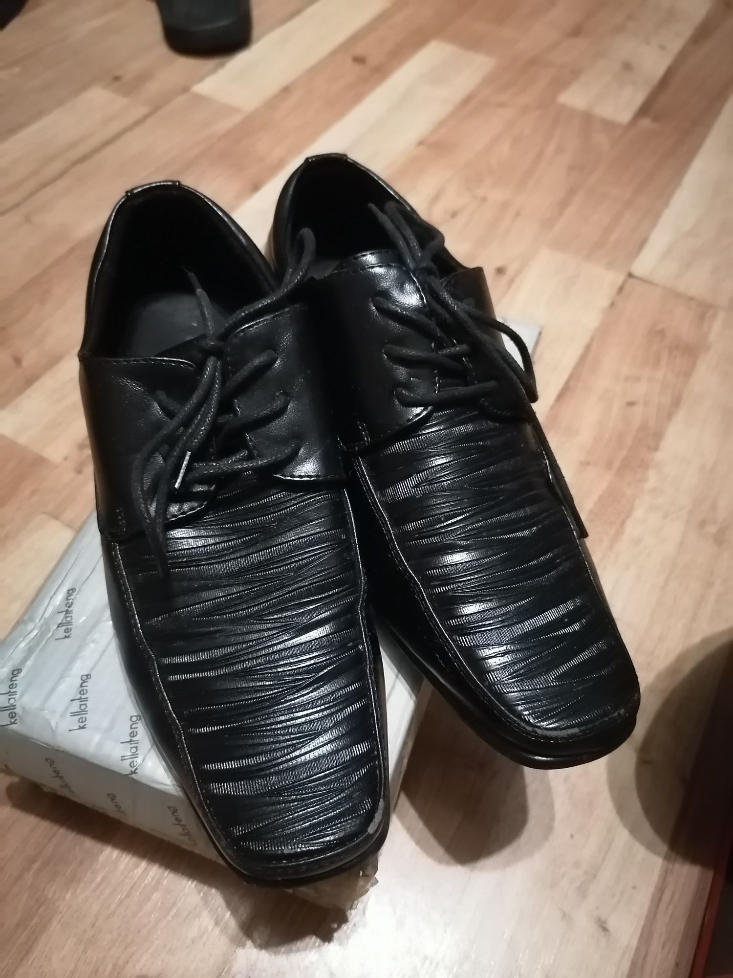 Czarne pantofle 33