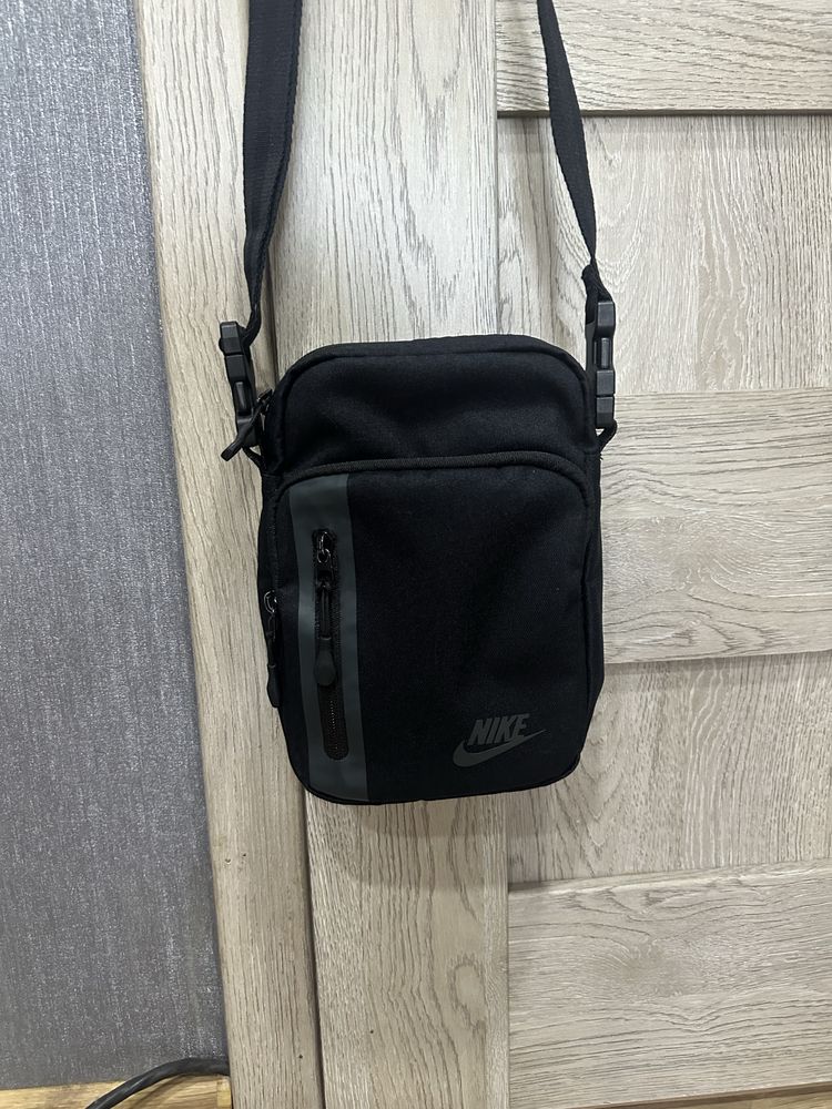 Продам сумку месенджер nike tech fleece оригінал