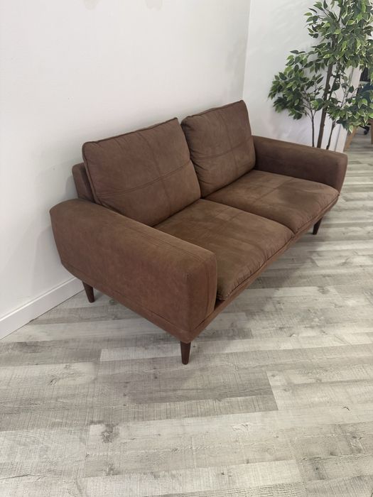 Sofa em camurça castanho