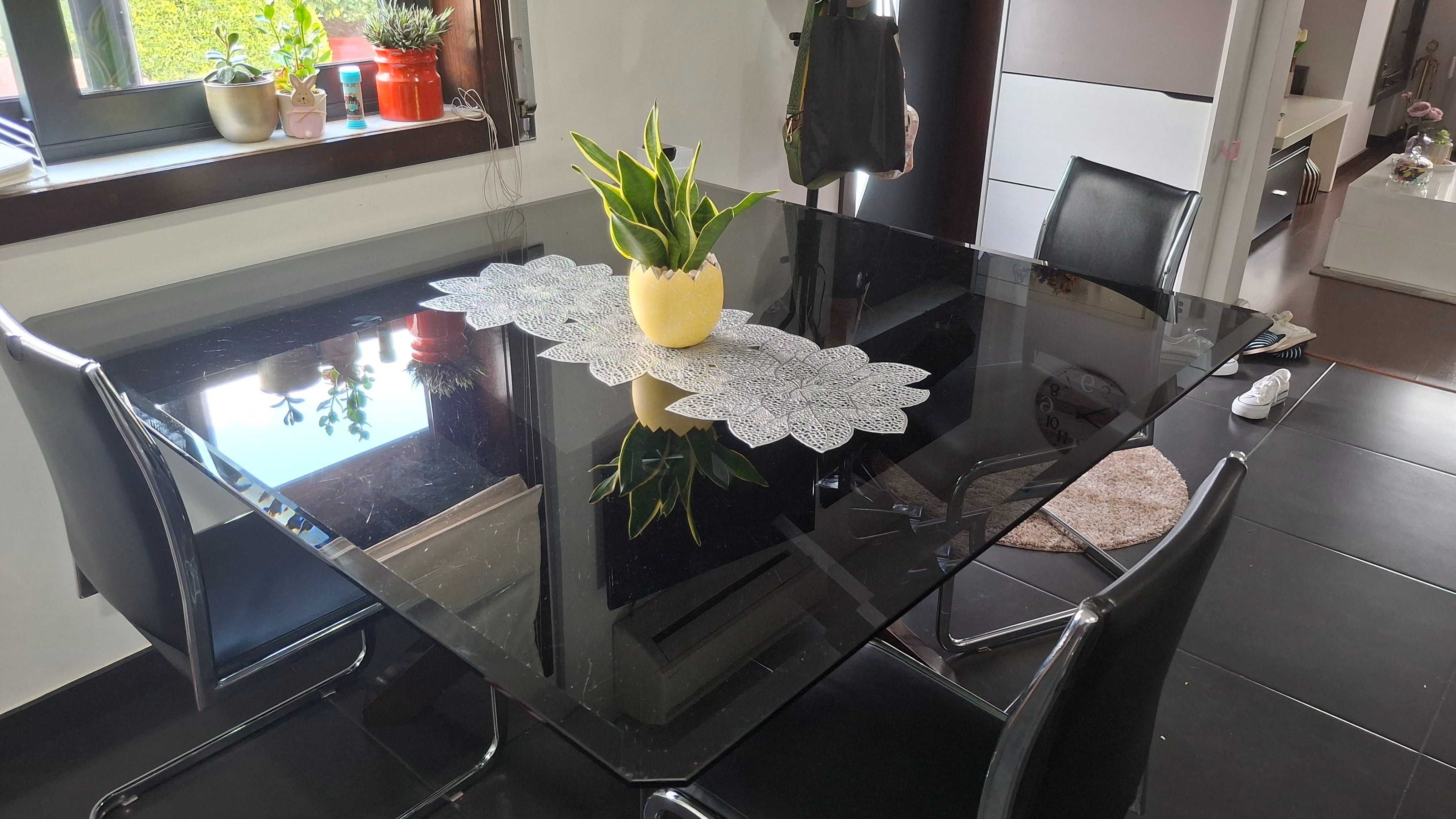Mesa de jantar com tampo em vidro temperado