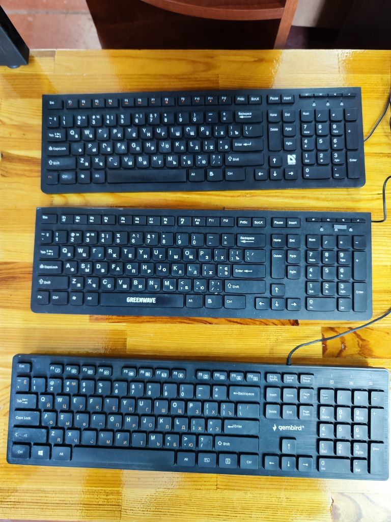 Компьютерные клавиатуры и мышки разных производителей .