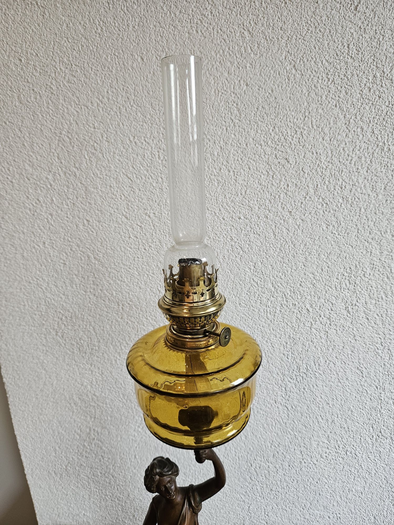Piękna figuralna lampa naftowa