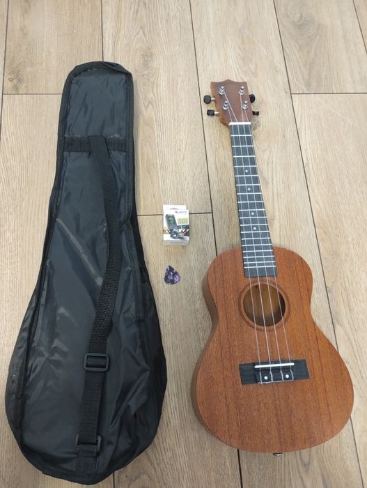 Ukulele z pokrowcem kostką do gry i tuner