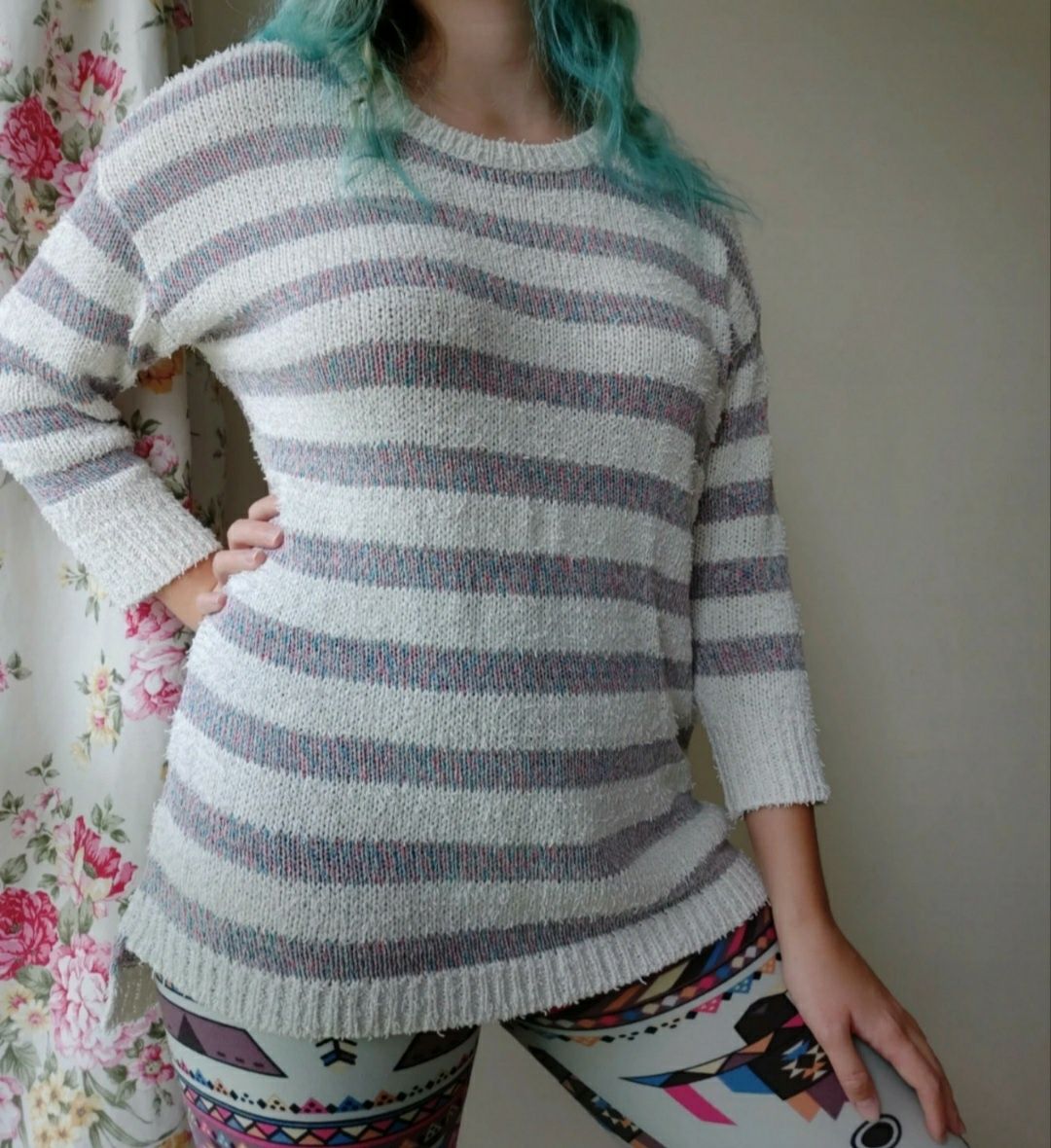 kolorowy sweter w paski plus size biało fioletowy