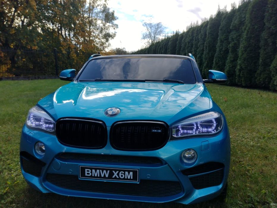 Niebieski dziecięcy samochód BMW X6M