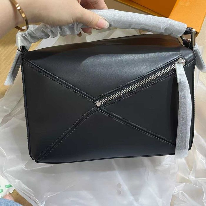 Bolsa de ombro com elementos geométricos da Loewe