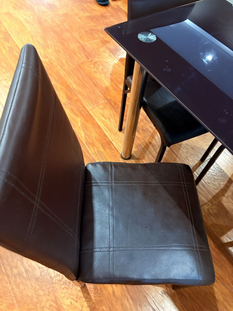 Mesa de Jantar em Vidro Fumado com 4 Cadeiras