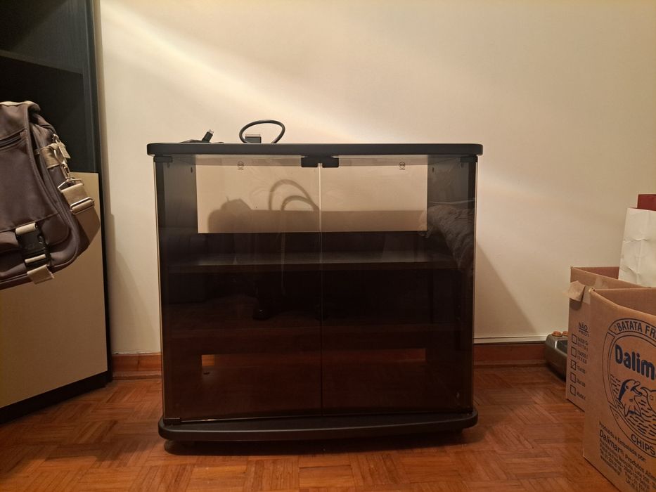 Móvel preto com duas prateleiras