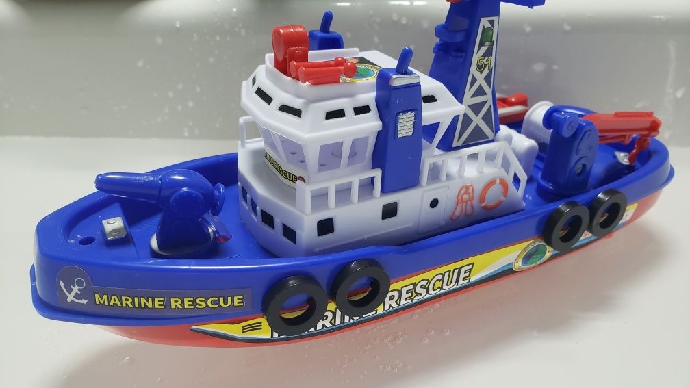 Barco a pilhas com motor, luz e som