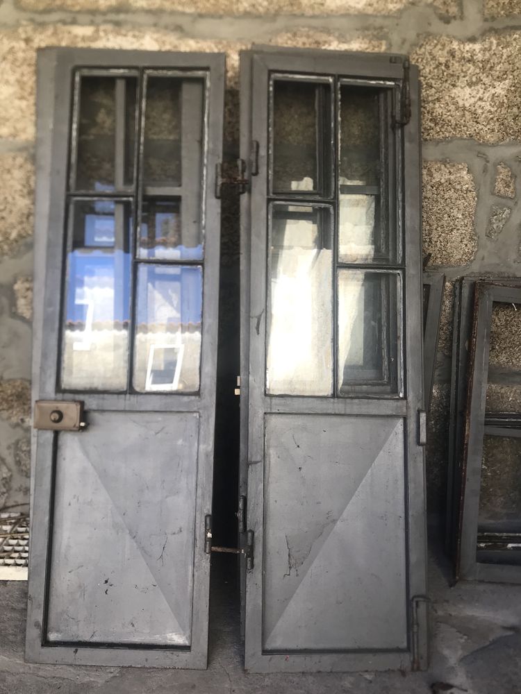 Portas em ferro cor cinza