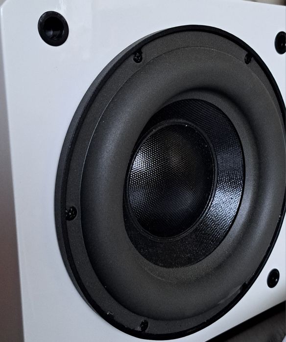 Sunfire HRS-8 сабвуфер Subwoofer Белый рояльный лак. 22÷100Гц/1000 Вт