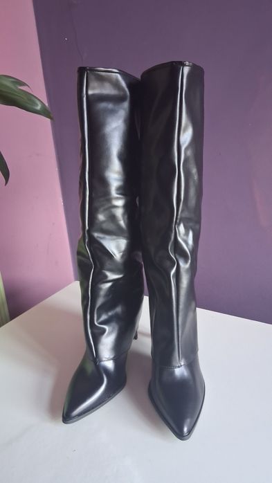 Nowe, stylowe kozaki na szpilce 38