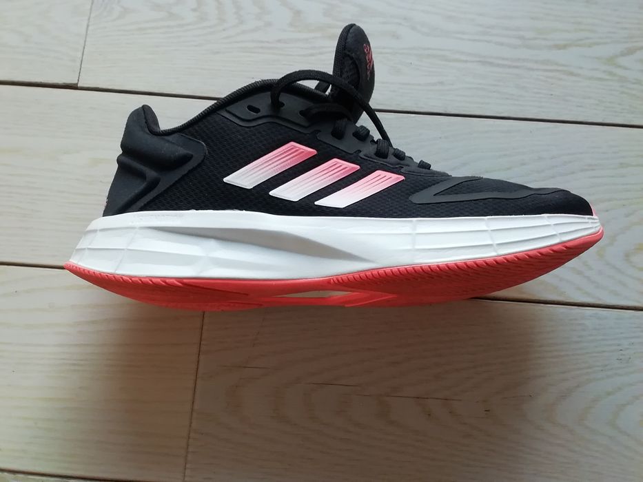 Obuwie sportowe. Damskie. Adidas.