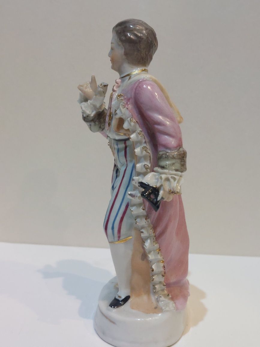 Figurka porcelanowa chłopiec z maską putto amorek