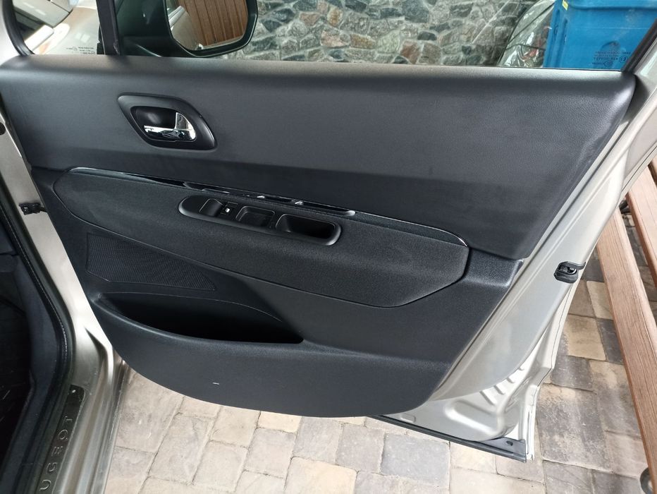 Peugeot 5008 2012року