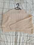 Beżowy krótki sweter