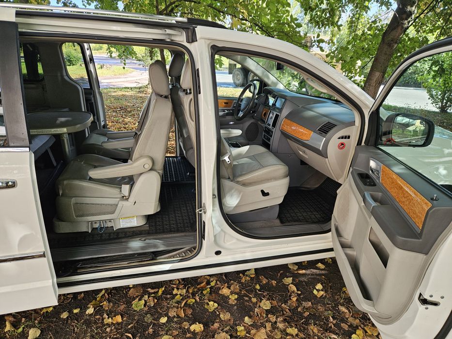 Chrysler Grand Voyager 2009 рік 2.8 дизель автомат 7 місць для військо