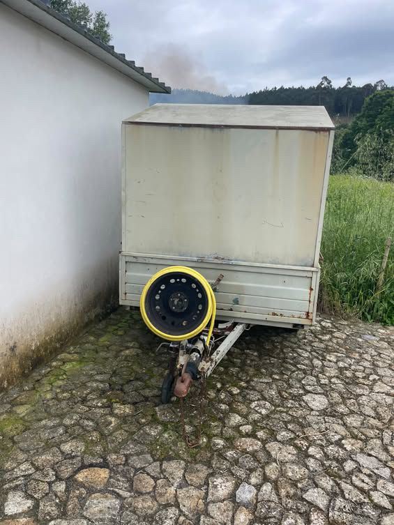 Reboque cabinado