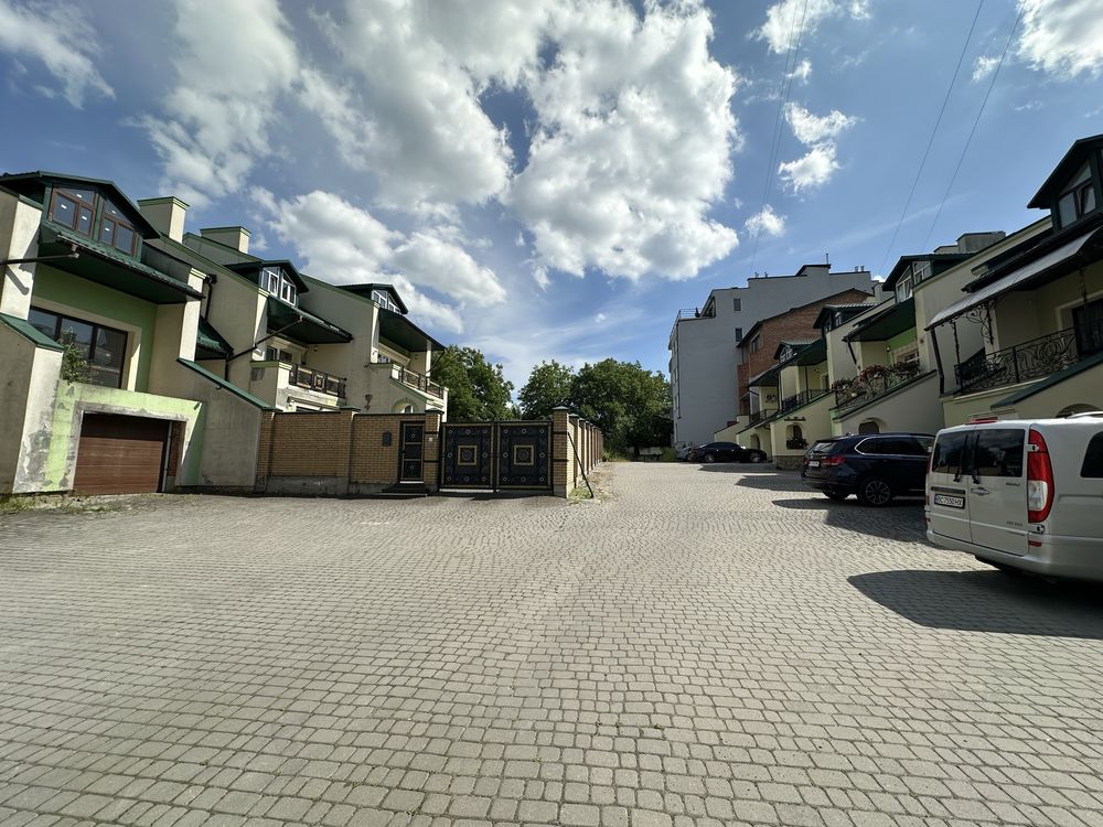 Продаж котеджу з власним виходом у парк, центр Винників